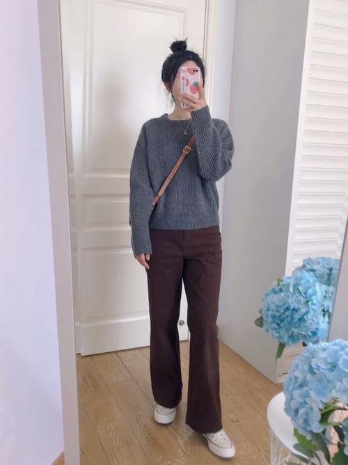 赭色裤子怎么搭配