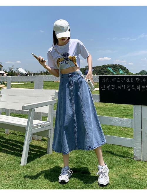 牛仔伞裙搭配什么上衣