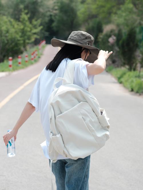 白色背包怎么搭配图片