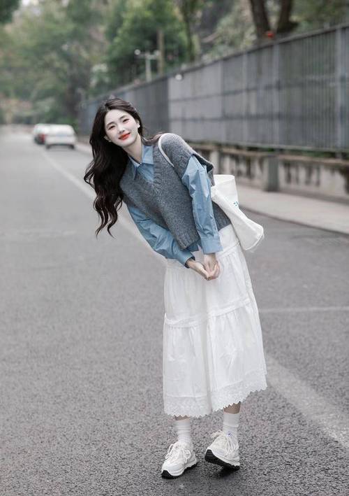 白色的裙子配什么上衣