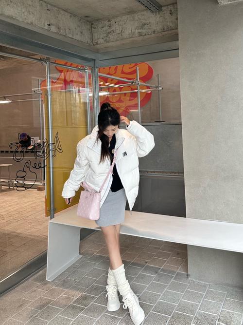 白色蛋卷鞋怎么搭配衣服