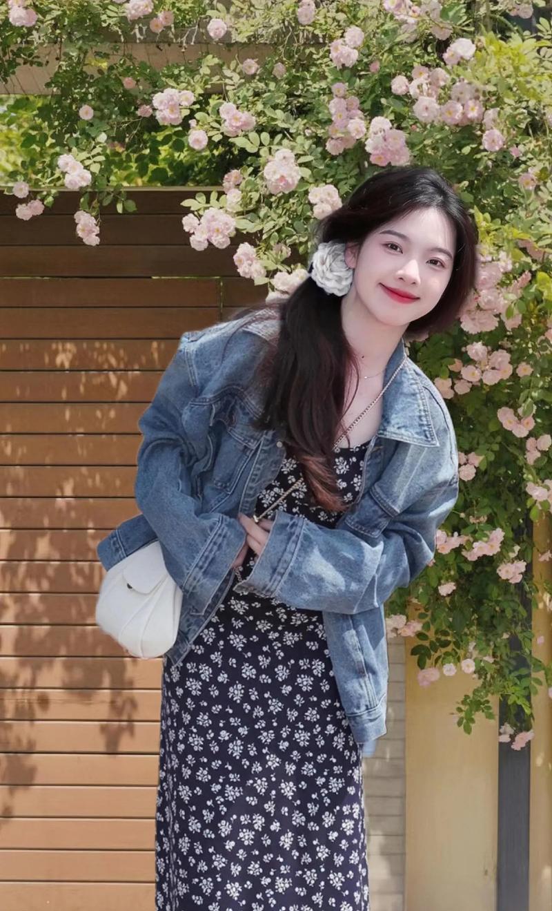 吊带牛仔碎花裙怎么搭配