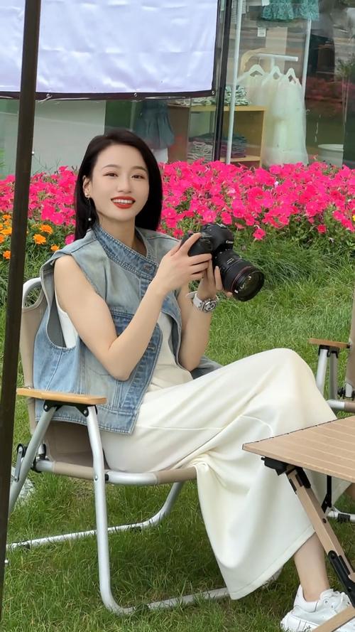 长款无袖牛仔背心怎么搭配好