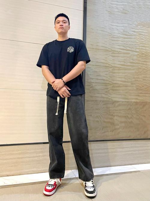 男牛仔裤怎么搭配上衣