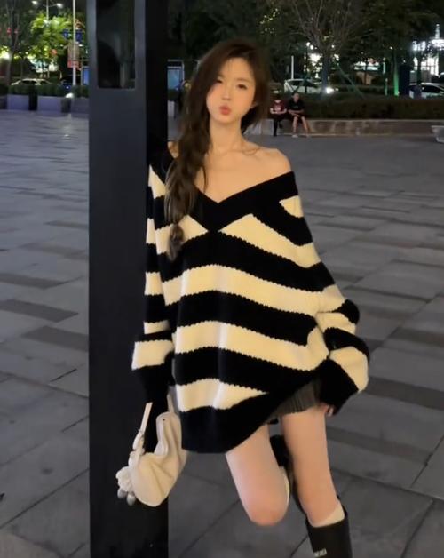 长款黑白条纹毛衣怎么搭配