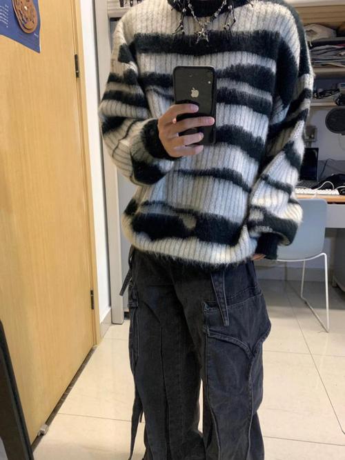 男士黑白条纹毛衣怎么搭配