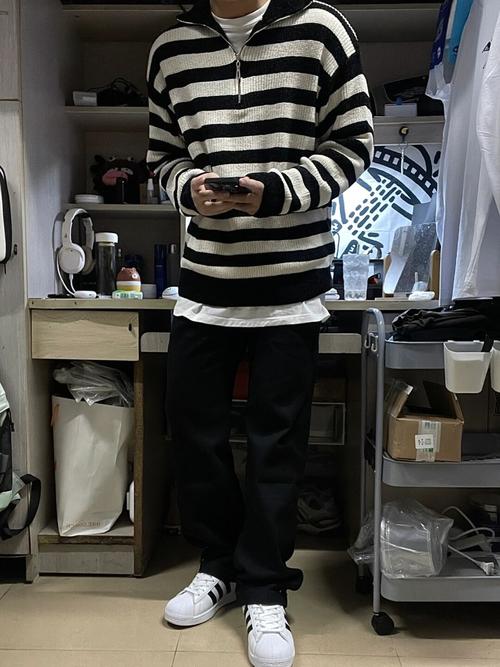 男士黑白条纹毛衣怎么搭配