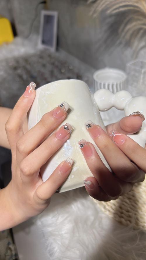 白色指甲油怎么搭配