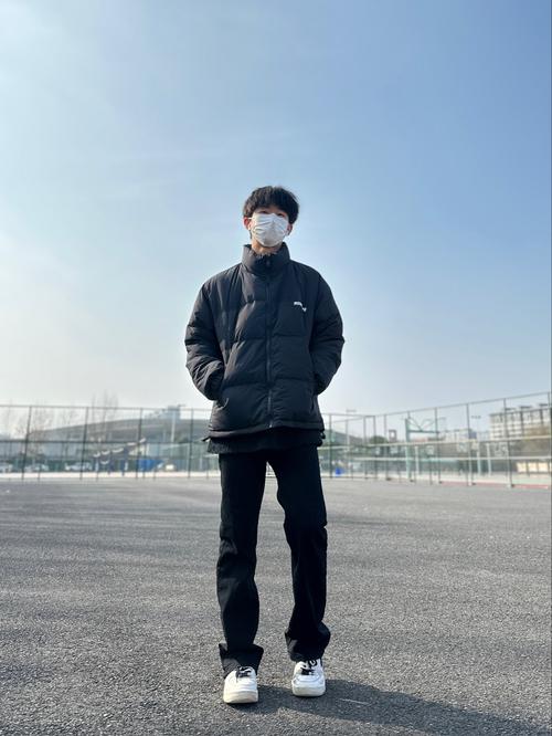 冬季怎么搭配白球鞋