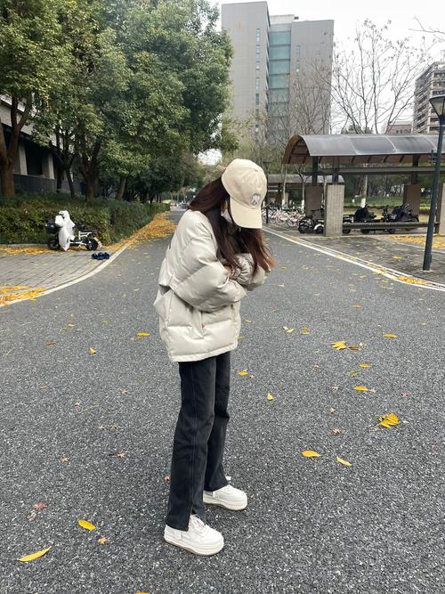 冬季怎么搭配白球鞋