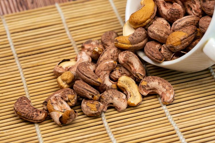 皮肤干燥吃什么维生素