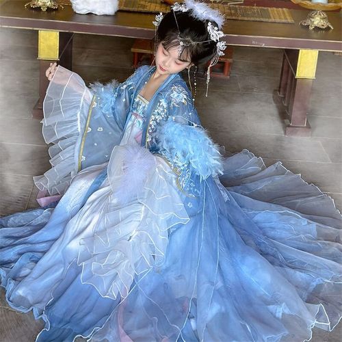 12岁女童怎么搭配蓝色斗篷