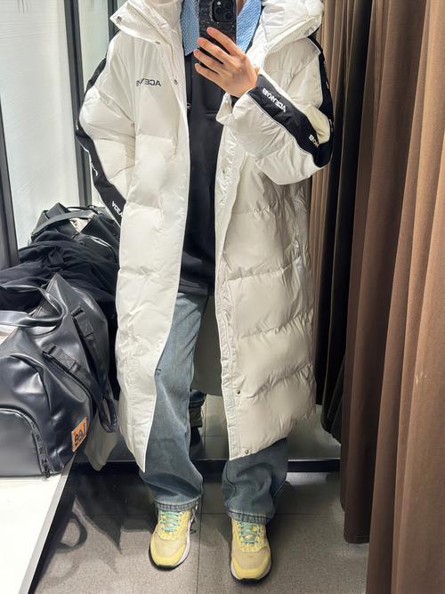 过膝羽绒服怎么搭配鞋子 包包