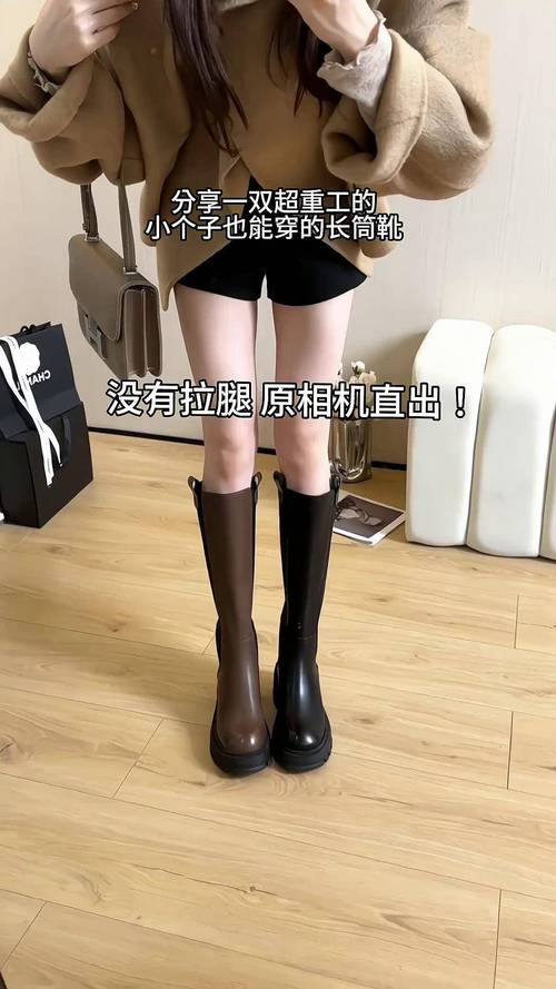 扎带子的长筒靴子怎么搭配