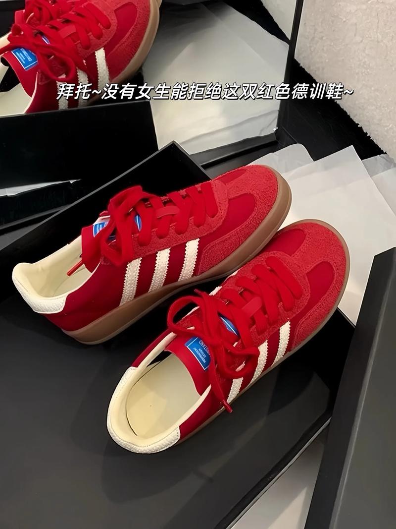 红色的鞋子配什么裤子