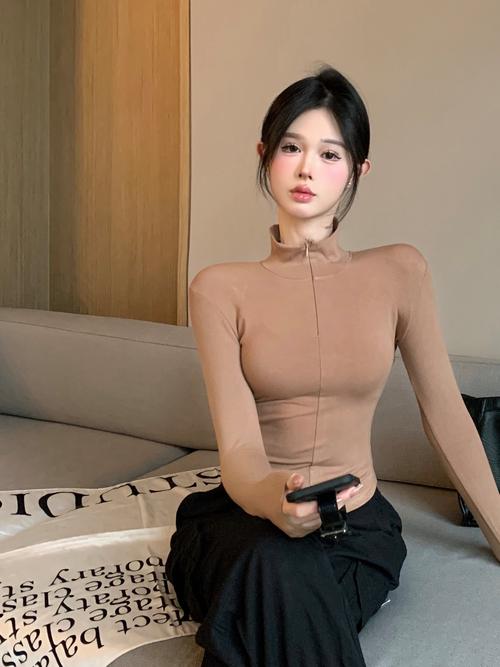 紧身t恤怎么搭配