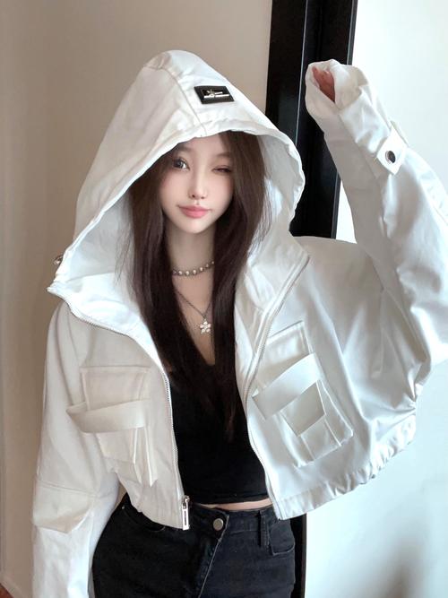宽松短款上衣怎么搭配