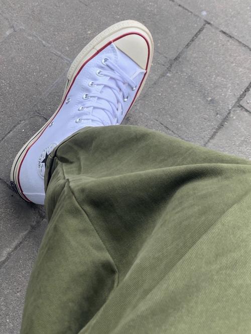 男生白色高帮帆布鞋怎么搭配