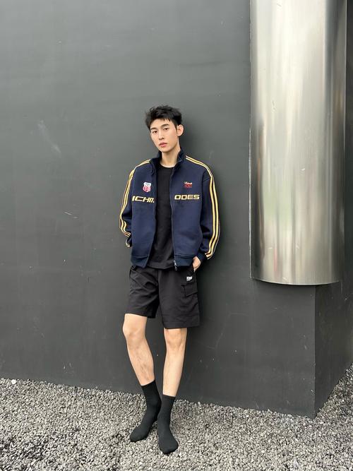 黑袜子怎么搭配