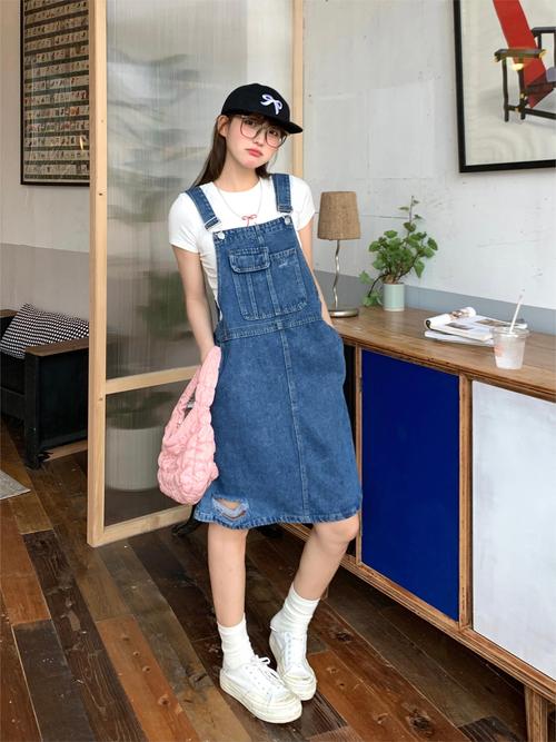 背带裙怎么搭配衣服