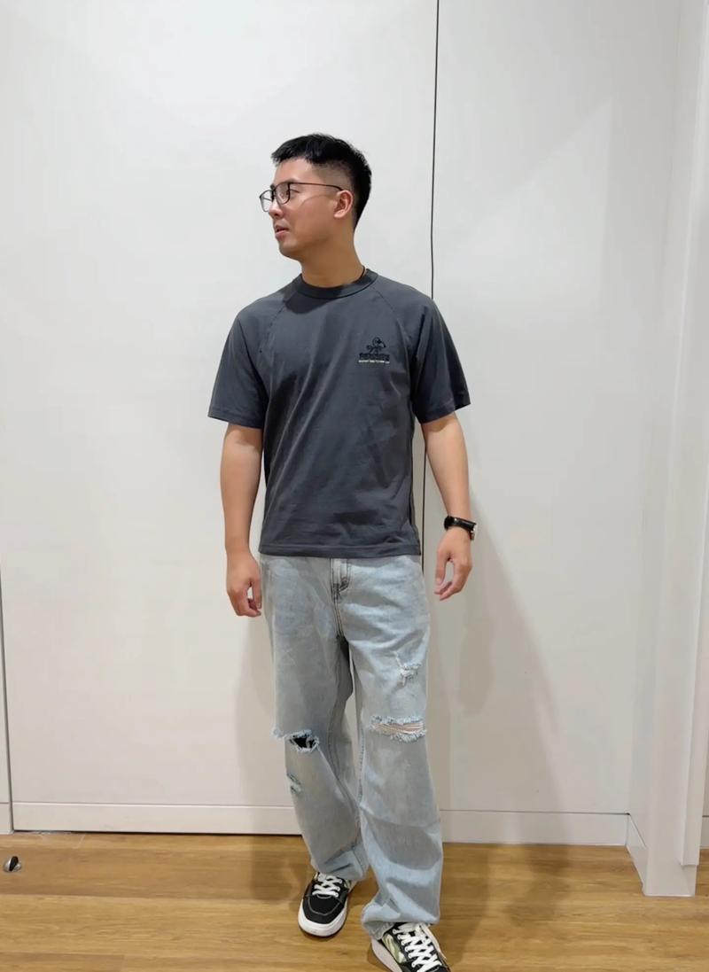 男生破洞牛仔裤怎么搭配