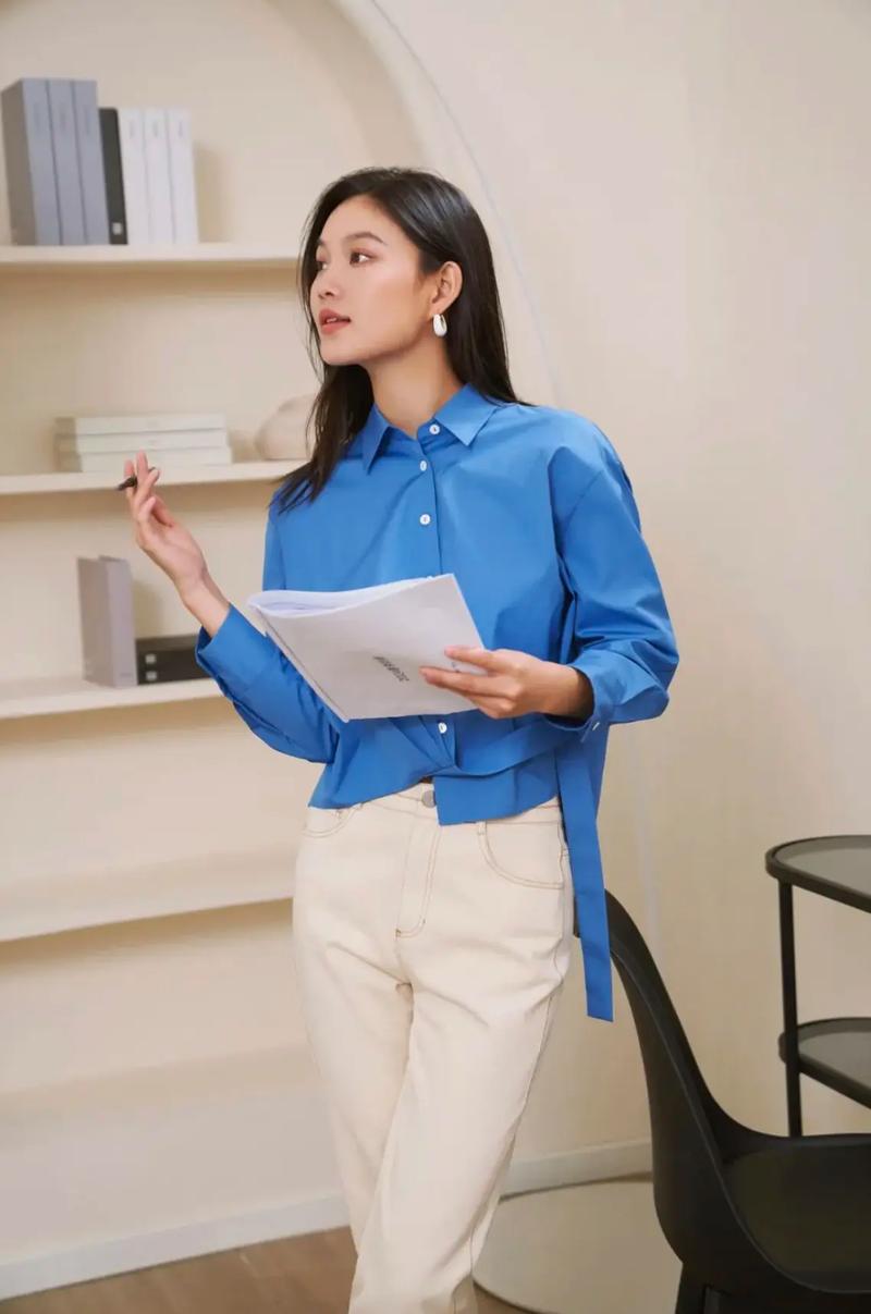 蔚蓝色衣服怎么搭配