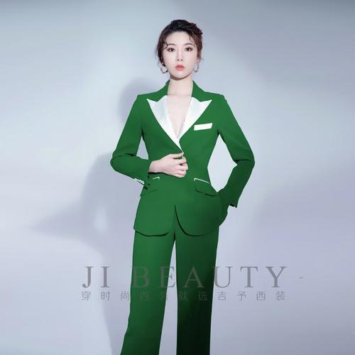 深绿色西装怎么搭配