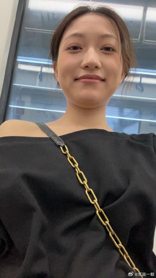 双下巴是什么样的