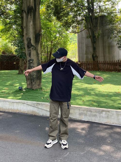 男生军绿色裤子怎么搭配