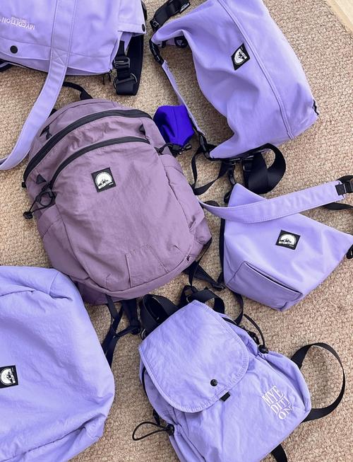 紫色包包怎么搭配