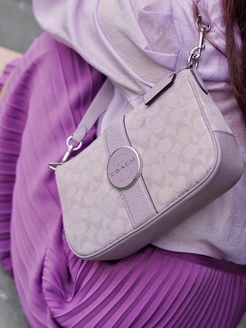 紫色包包怎么搭配