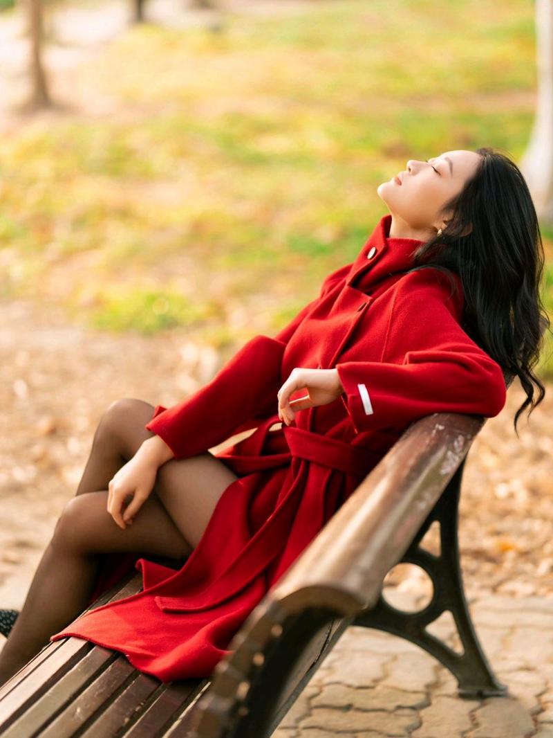 深红色大衣怎么搭配