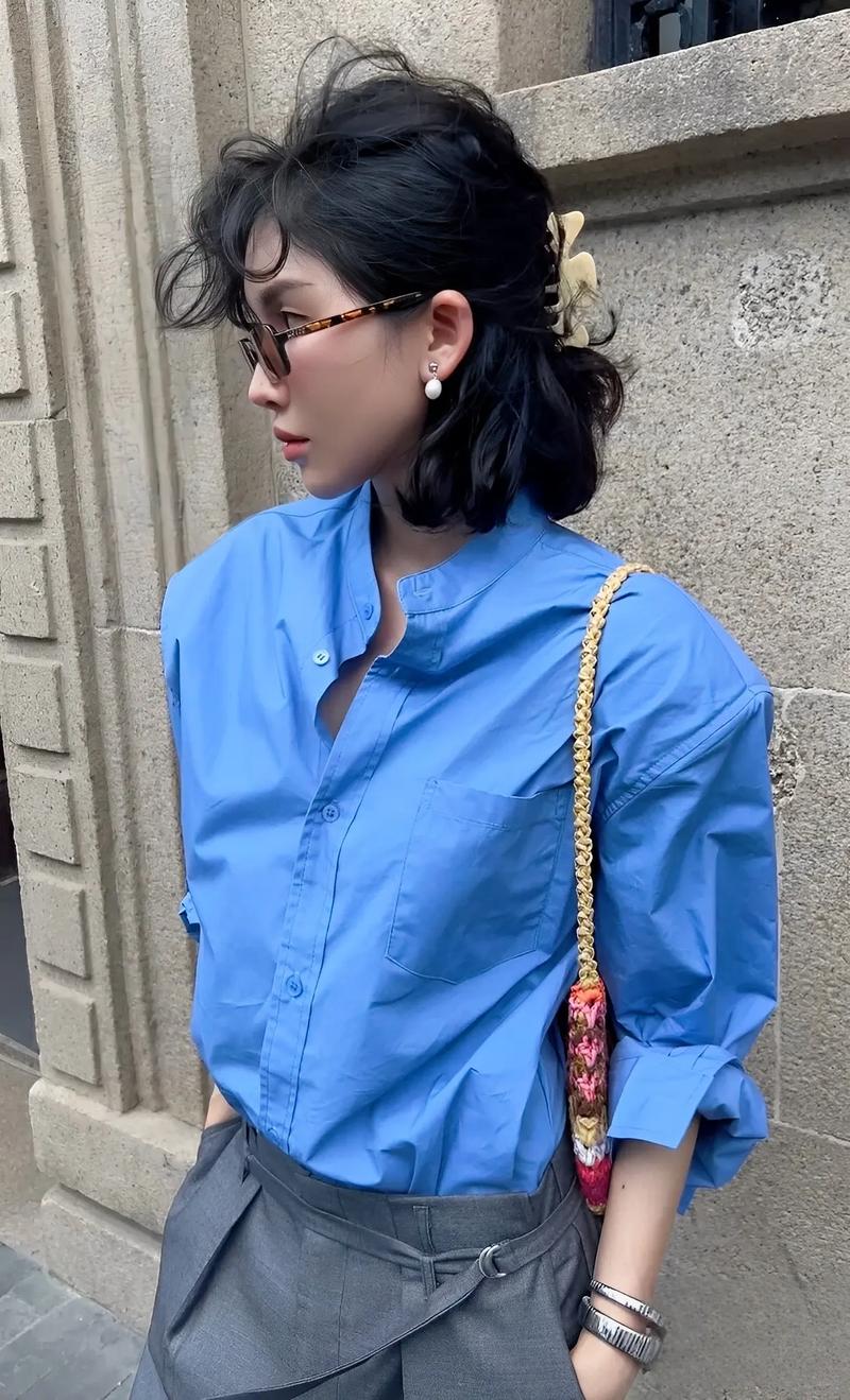 女款蓝色衬衫怎么搭配