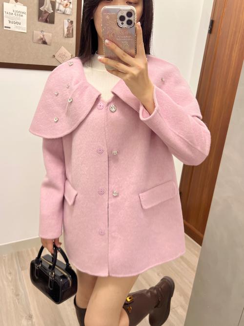 粉色包屁股呢子大衣怎么搭配