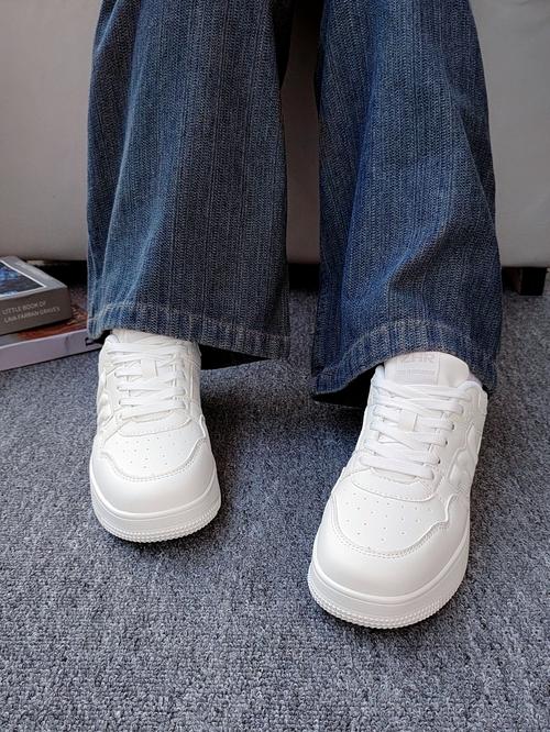 冬季小白鞋怎么搭配