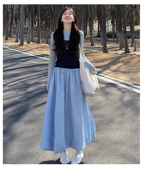 天蓝色半身裙怎么搭配