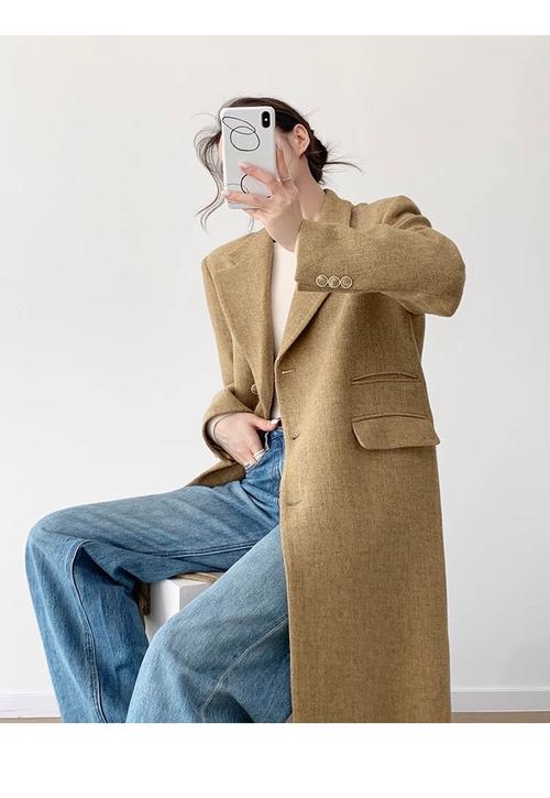 卡其色羊毛大衣怎么搭配