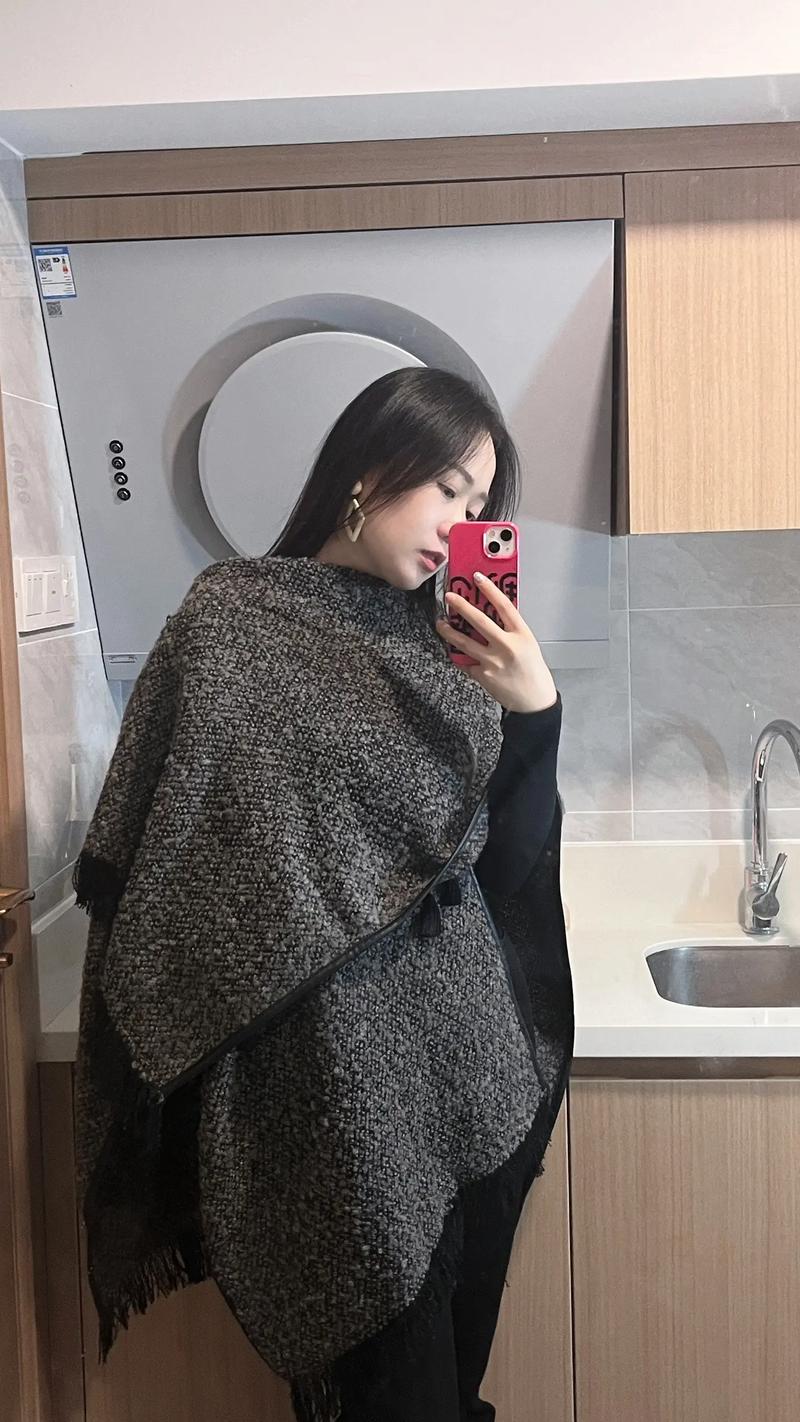 流苏斗篷披肩怎么搭配