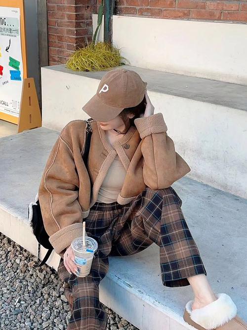 服装搭配羊羔毛皮短裤怎么搭