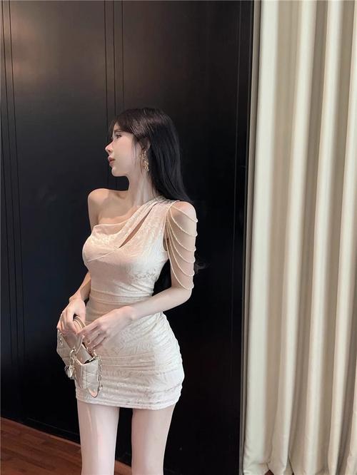 紧身流苏裙怎么搭配