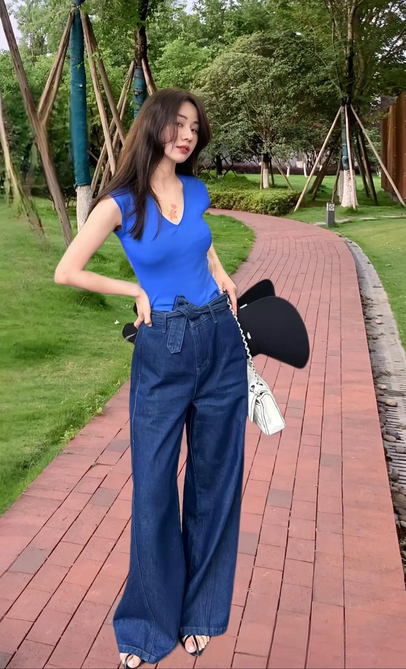 深蓝色衣服配什么裤子