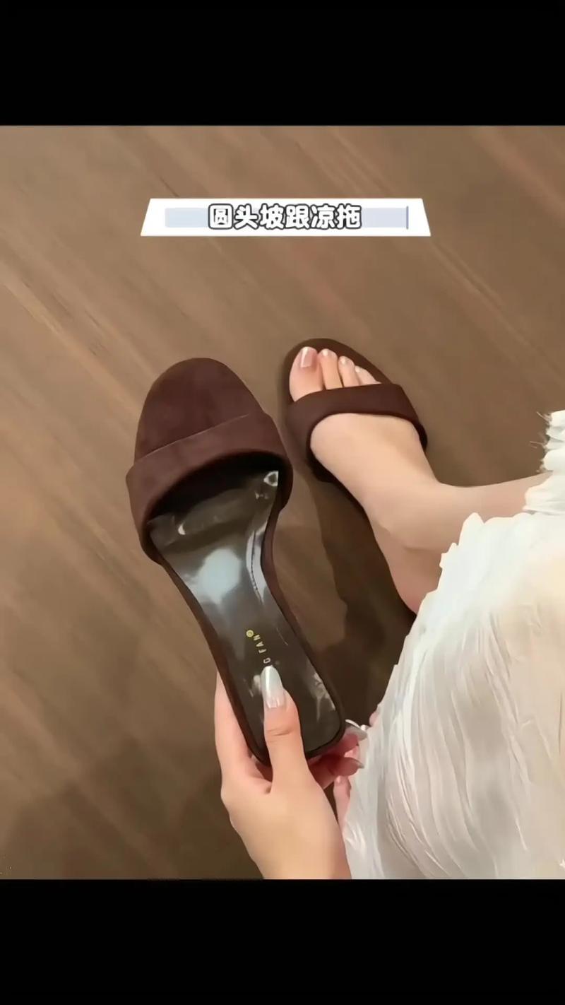 棕色凉鞋怎么搭配