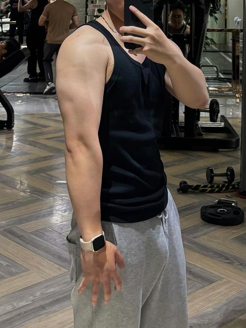 男灰裤子怎么搭配衣服好看
