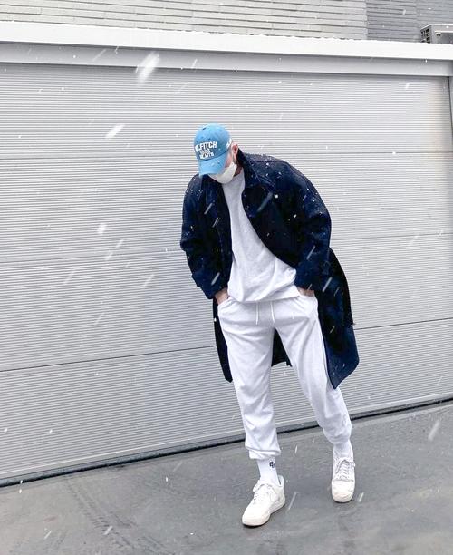 男灰裤子怎么搭配衣服好看
