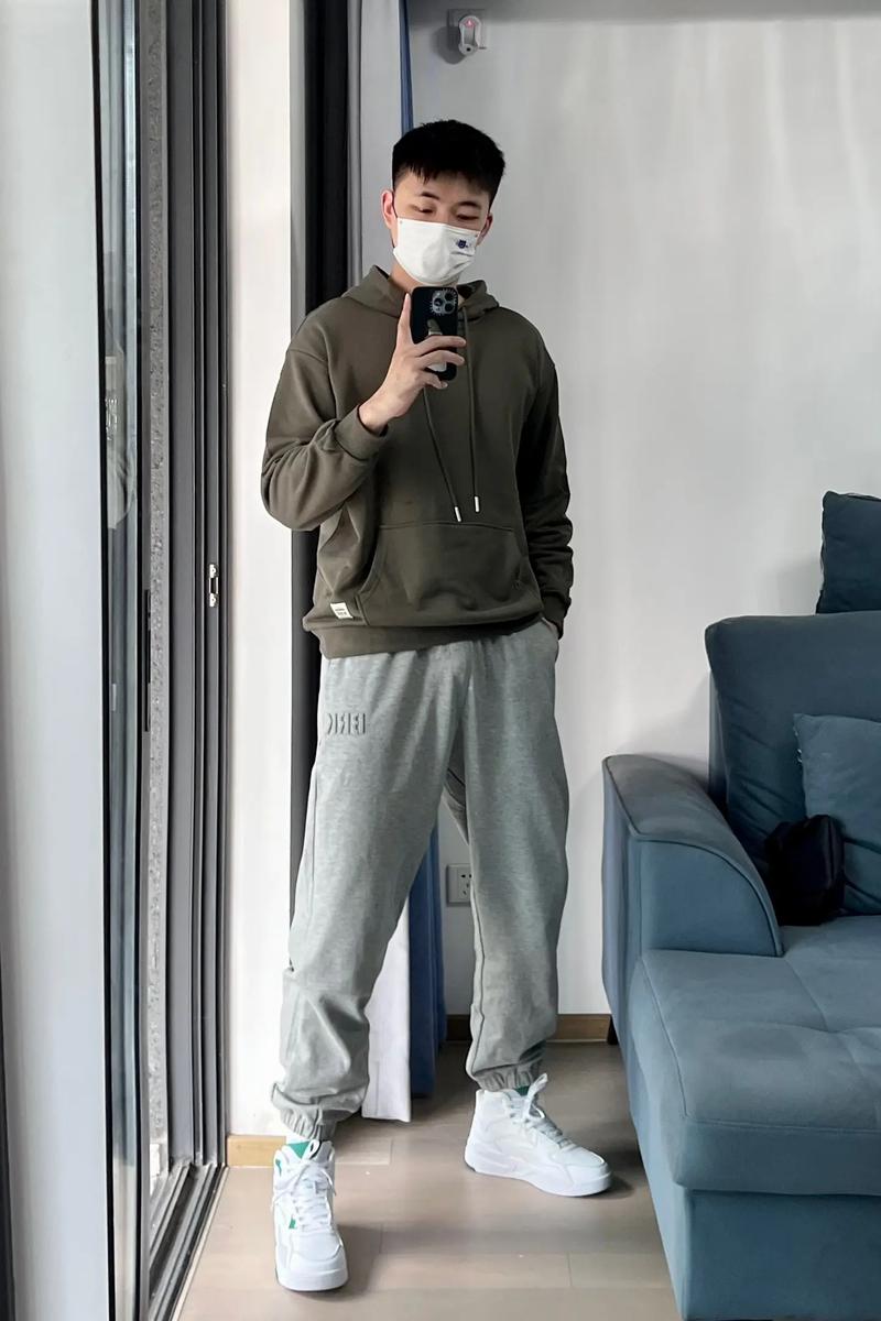 男灰裤子怎么搭配衣服好看