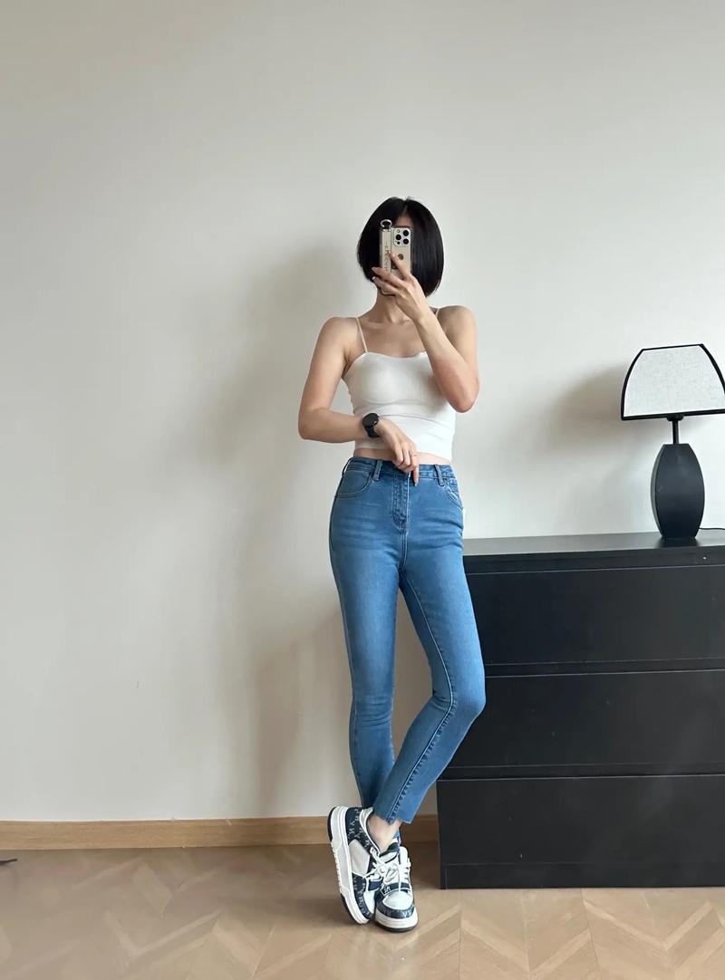短发微胖女生怎么穿衣搭配图片欣赏