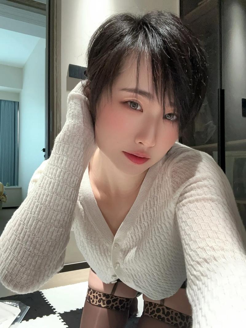 短发微胖女生怎么穿衣搭配图片