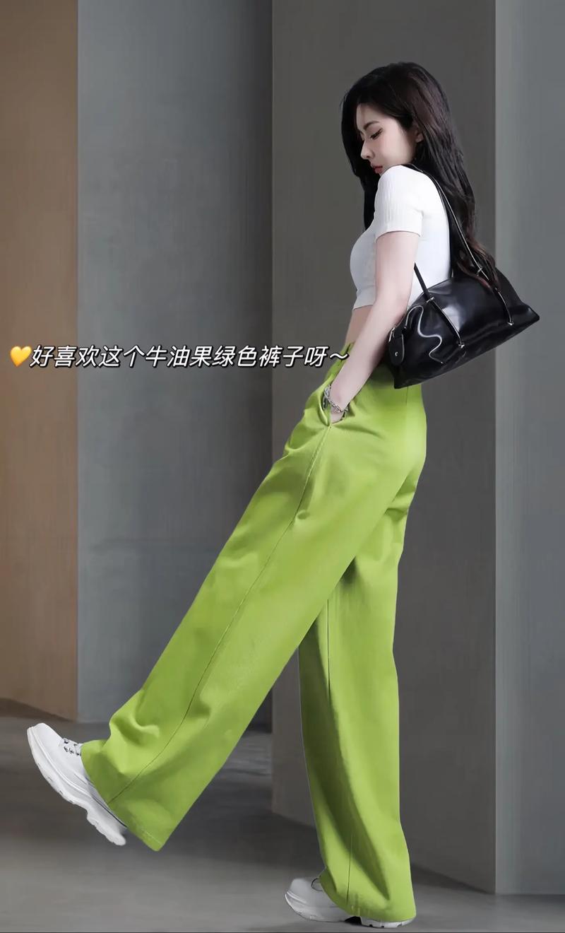绿色鞋子配什么颜色裤子
