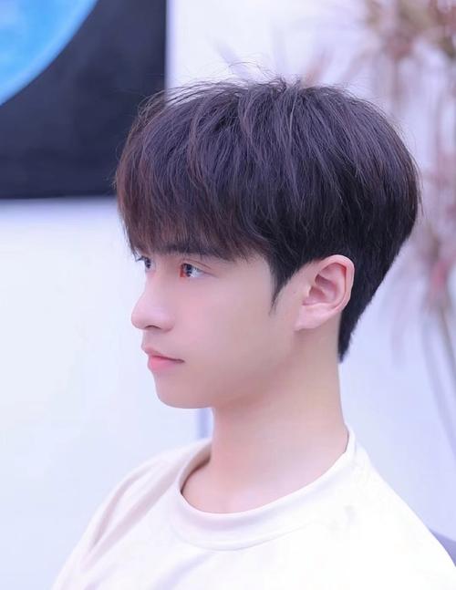 男生额头高适合什么发型