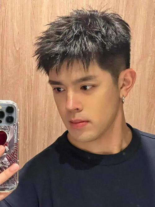 男生额头高适合什么发型